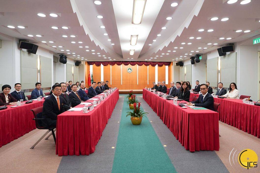 5月14日，國務院港澳辦主任夏寶龍與澳門行政長官賀一誠及特區政府主要官員座談。(澳門新聞局)