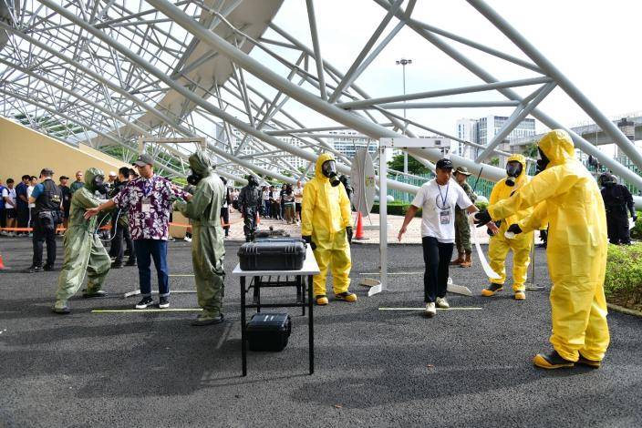 治安警察局模擬有序疏散在場人士並聯同駐澳部隊及消防局進行污染檢測和洗消分類。澳門政府新聞局圖片