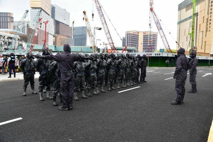 模擬治安警察局人員接報後迅速趕往現場，進行封鎖、疏散及救援工作。澳門政府新聞局圖片