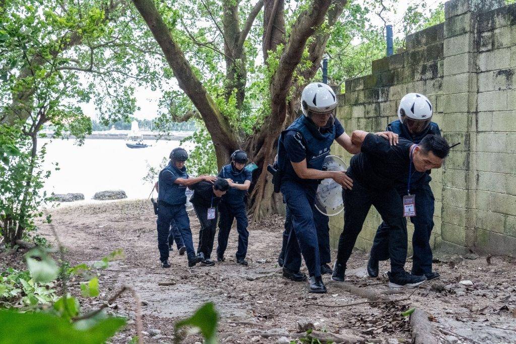 澳門海關模擬透過治安警察局提供的「天眼」資訊及無人機偵查，成功在路環石灘追截到2名在逃的恐怖份子。澳門政府新聞局圖片