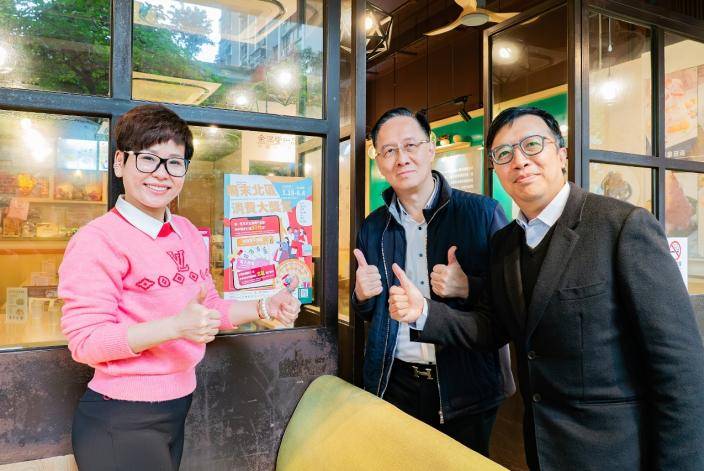 經濟及科技發展局聯同商會到北區為參與商戶張貼海報。澳門政府新聞局圖片