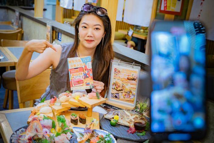 網紅推廣「周末北區消費大奬賞」活動。澳門政府新聞局圖片