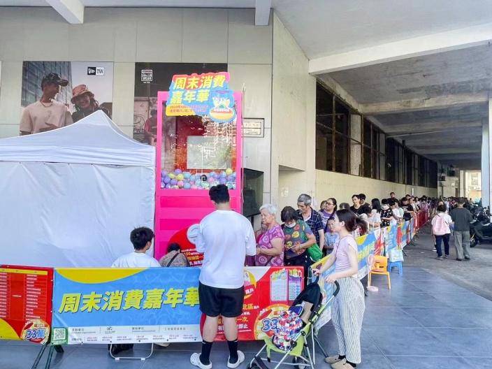 商會舉辦多場周末線下抽獎活動吸引眾多市民參與。澳門政府新聞局圖片
