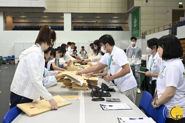 2024行政長官選舉委員會委員選舉：投票站人員在截止投票後進行點票工作。澳門政府新聞局圖片