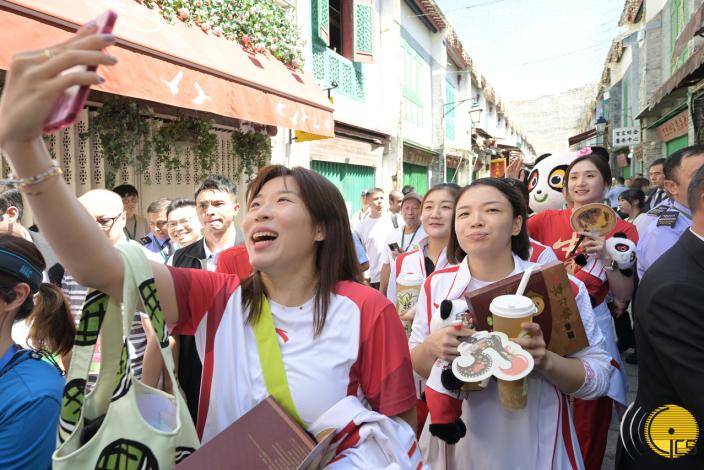 國家奧運健兒參觀福隆新街步行區。澳門政府新聞局圖片