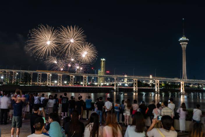 重溫第四場來自法國的煙花公司演出。澳門政府新聞局圖片