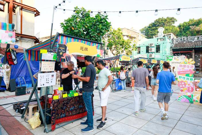 「「有趣青年」創藝市集」在氹仔嘉妹前地舉行。澳門政府新聞局圖片