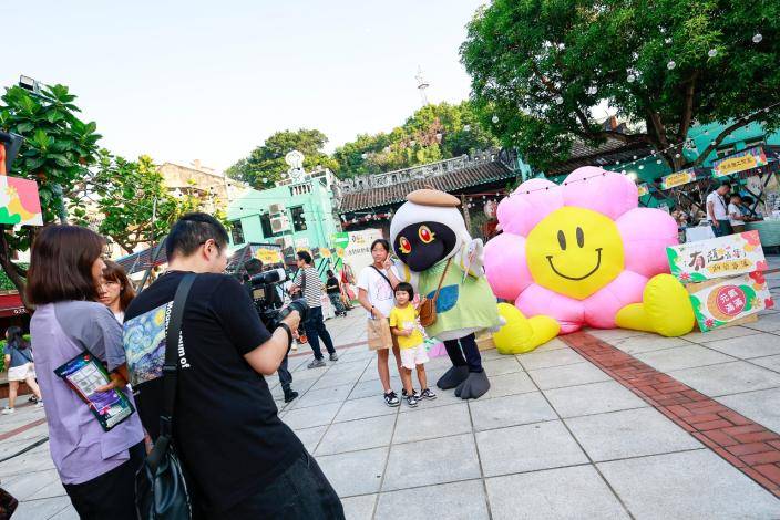 「「有趣青年」創藝市集」在氹仔嘉妹前地舉行。澳門政府新聞局圖片