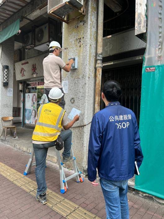 公共建設局及第三方機構對周邊樓宇進行勘察及安裝監測設備。澳門政府新聞局圖片