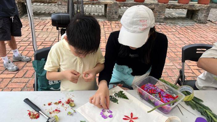 親子一同參與植物拓染布袋工作坊。澳門政府新聞局圖片